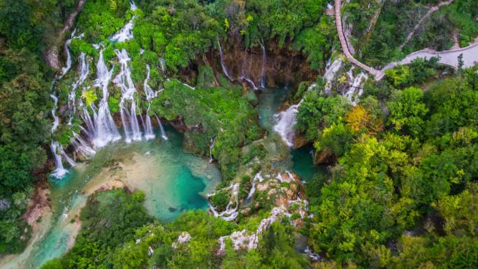 空中：Plitvice湖国家公园的湖泊和瀑布