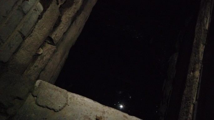 晚上昏暗护城河水台阶护栏取水处