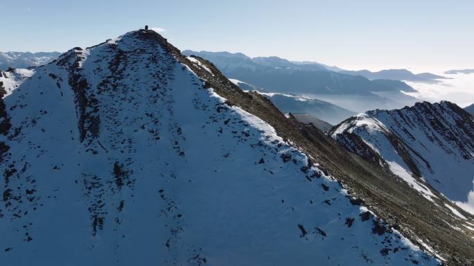 晴朗天气下航拍夹金山雪山镜头平移