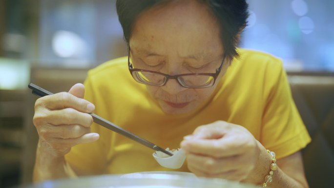 亚洲资深女性吃涮锅。