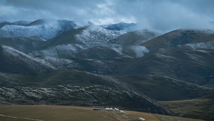 连绵雪山 乌云密布