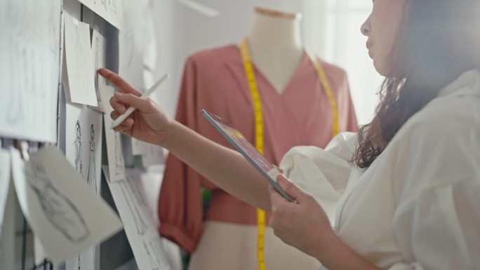 服装设计师在数字平板电脑上使用数字铅笔绘图
