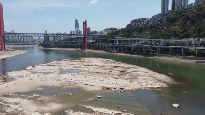 重庆遭遇旱情河床已经露出水面镜头组