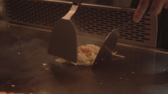 厨师为顾客准备日本铁板烧。