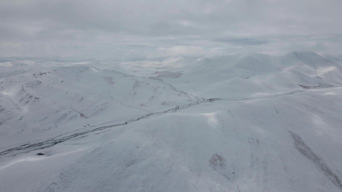 航拍青藏高原雪山河流三江源巴颜喀拉山