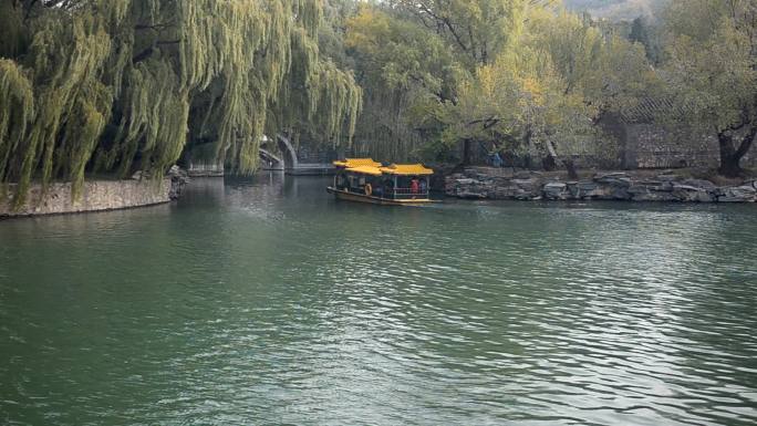一艘游船要去石砖园林景区游船驶过绿色湖面