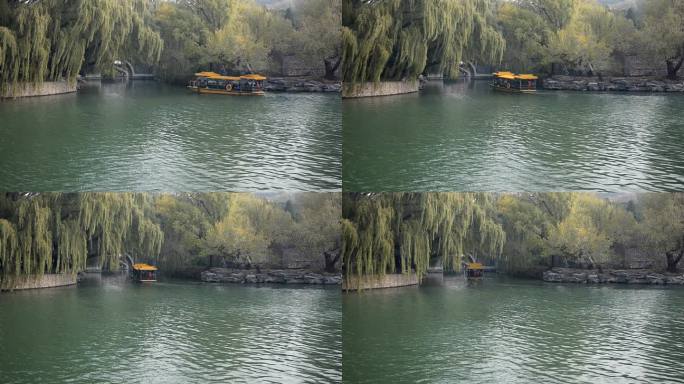 一艘游船要去石砖园林景区游船驶过绿色湖面