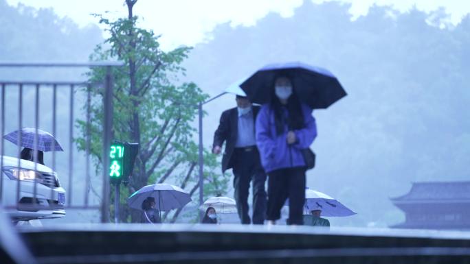 雨天 行人城市