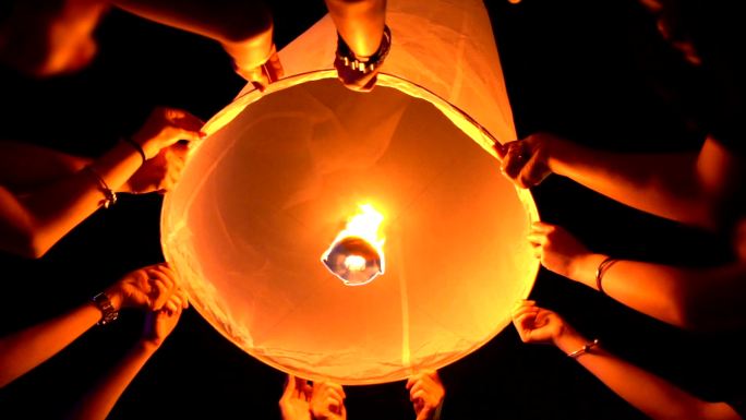泰国清迈省，SLO MO多手浮空灯Loi Krathong和Yi Peng传统节日