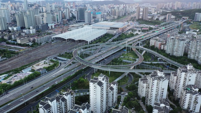 城市火车站旁的平交桥鸟瞰图