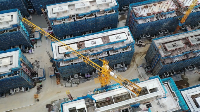 俯瞰起重机在城市建筑工地上建造房屋