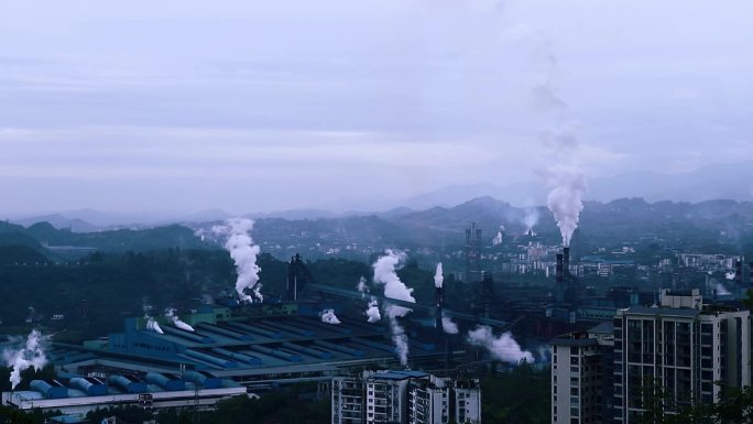 四川省达州市西外工厂排放白烟