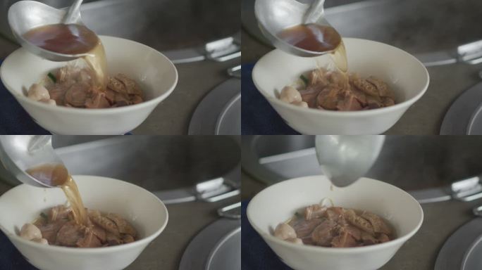 把肉汤倒在面碗上。