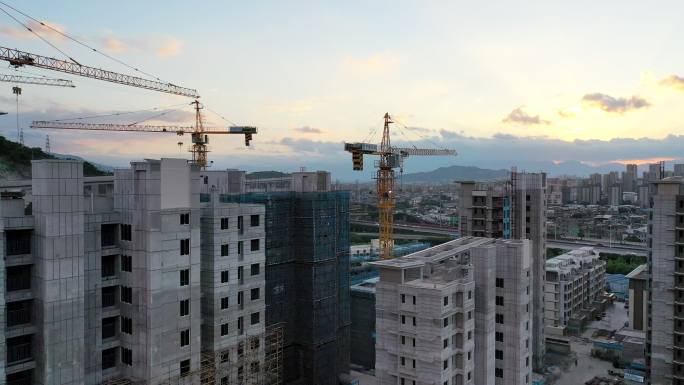 大型建筑工地使用起重机建造房屋