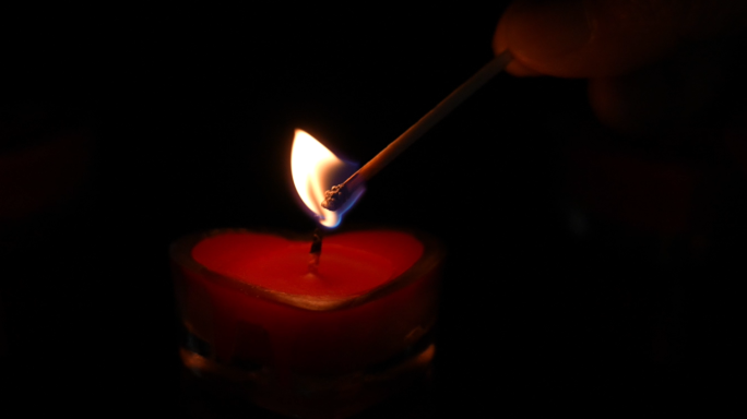 红色心形蜡烛燃烧祈福告白爱情
