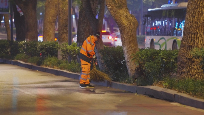 环卫扫落叶夜晚街道+已调色