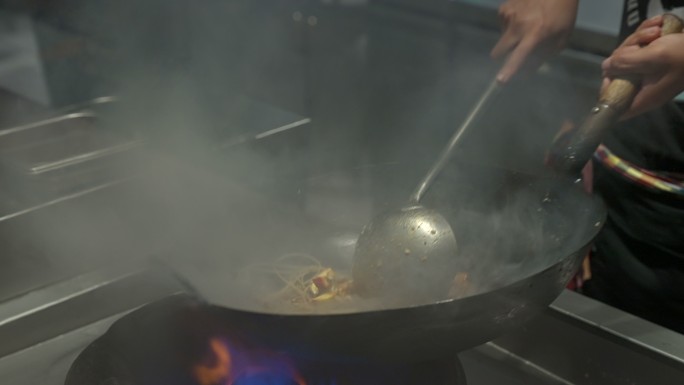 4K超高清慢镜头：用火焰烹饪泰国美食帕德泰面条。