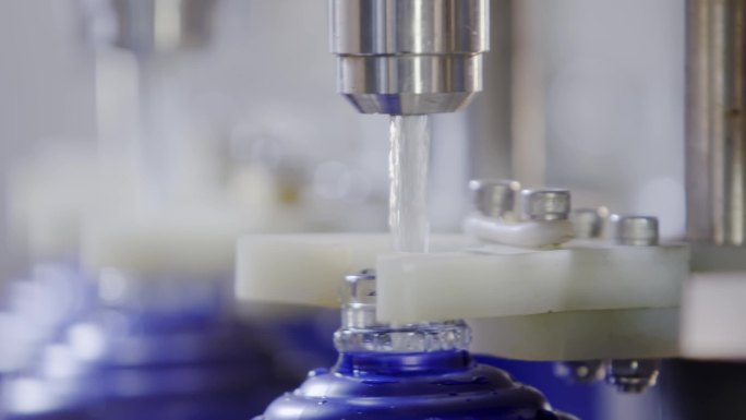 现代自动化白酒蓝色瓶装生产线白酒视频素材