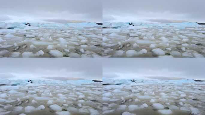 大雨倾泻在冰岛冰川的湖面上