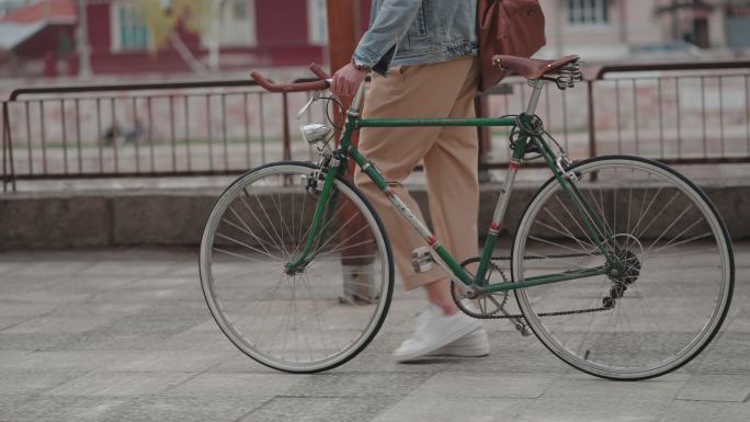 千禧一代企业家，骑着绿色复古自行车通勤上班