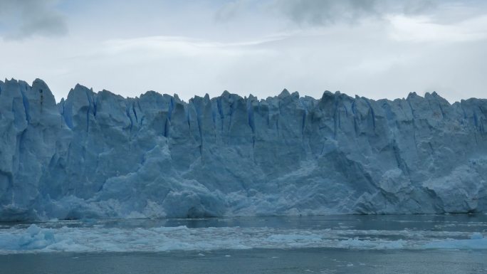 莫雷诺冰川锋缓慢移动