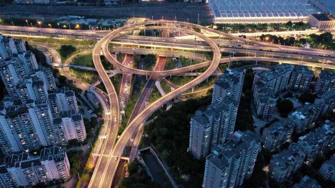 城市十字路口立体高架道路夜景鸟瞰图