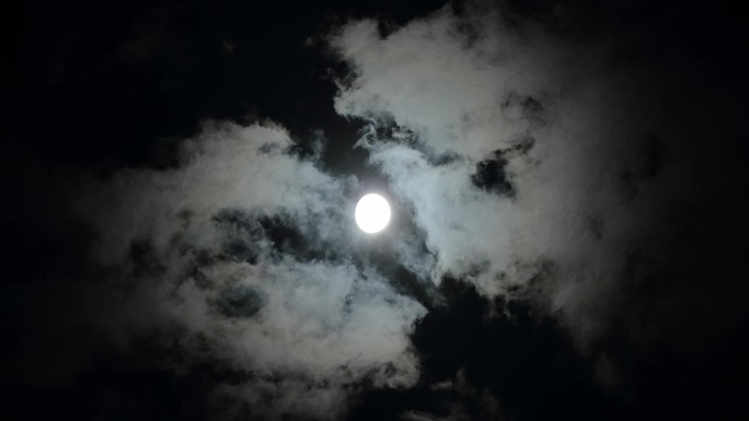 夜晚月亮云彩