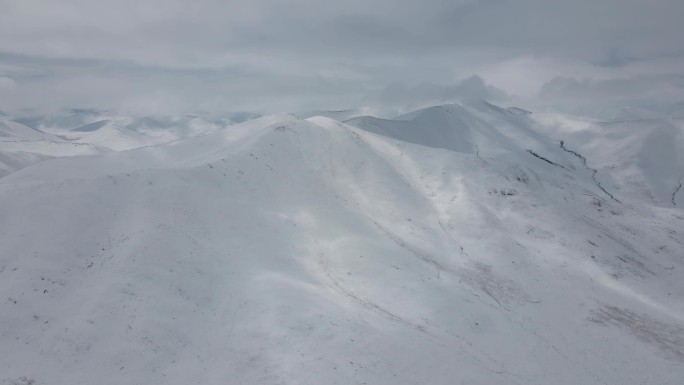 航拍青藏高原雪山河流三江源巴颜喀拉山