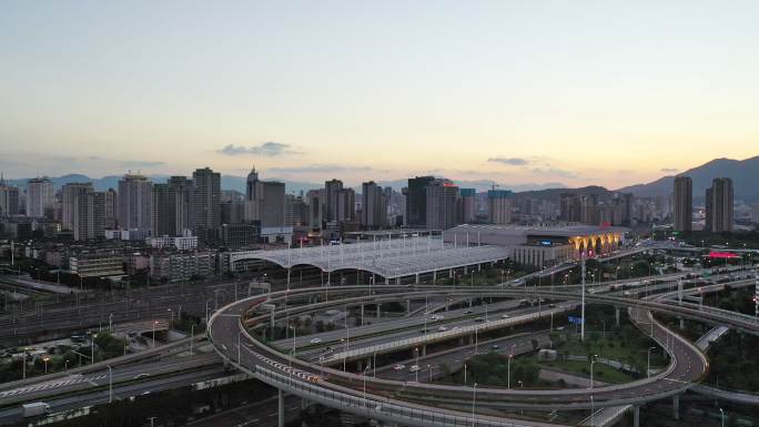 日落时实时拍摄城市高架立交桥