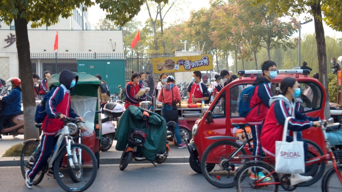 学校门口小吃摊路边摊