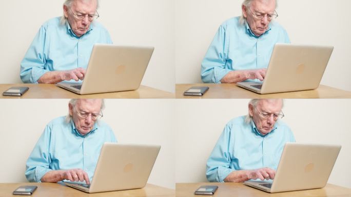 家里的老人外国老人使用笔记本电脑