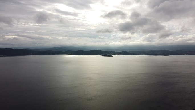 雨后的抚仙湖孤山岛绝美光影风光