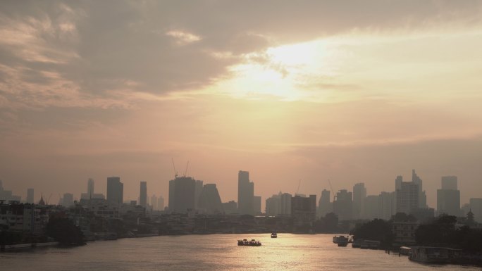 城市被空气污染中的混合粉尘所覆盖。细颗粒物（PM2.5）的严重空气污染。