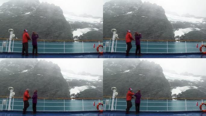 南极洲莱梅尔海峡，游客们正在经过游轮
