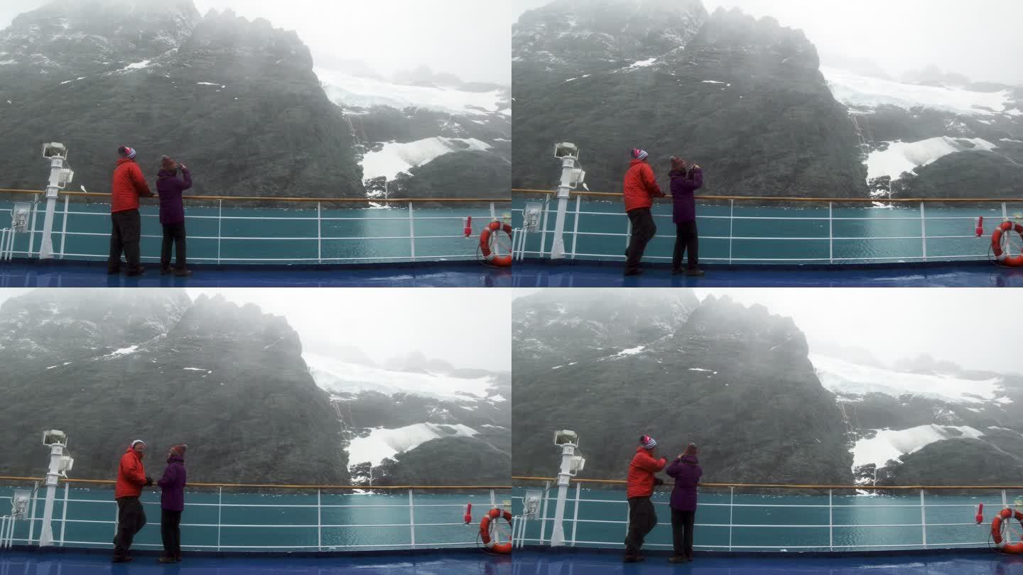 南极洲莱梅尔海峡，游客们正在经过游轮