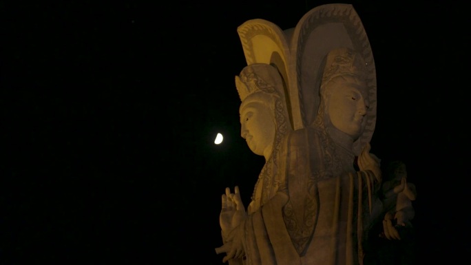 月色中的佛像
