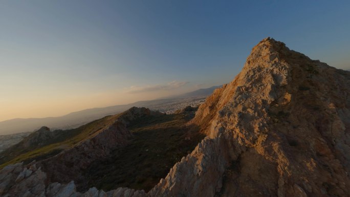 日落、黄昏时，雅典北部Psychiko废弃采石场的4K快速空中FPV镜头——Psychico、Cha