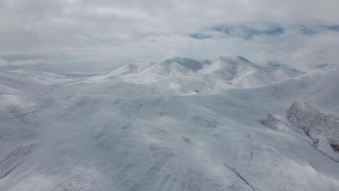 航拍青藏高原雪山河流三江源巴颜喀拉山