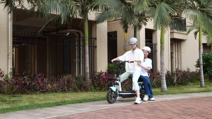 周末情侣男女朋友骑电动车上下班外出游玩