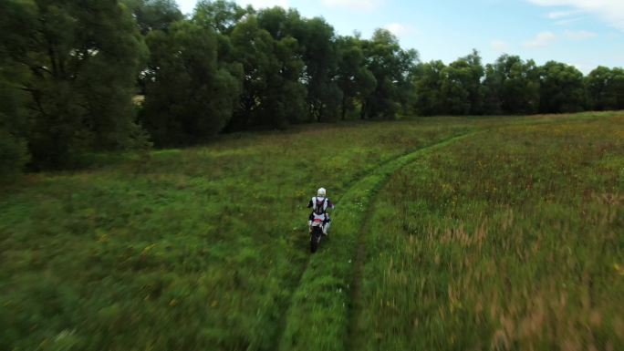 一名骑摩托越野摩托车的骑手在赛场上骑行的鸟瞰图