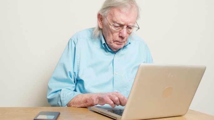 家里的老人外国人老人笔记本电脑打字上网冲