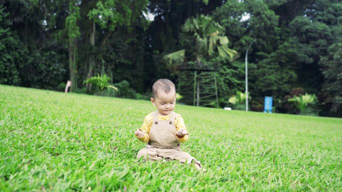 春天，小男孩在草坪上玩耍和跑步