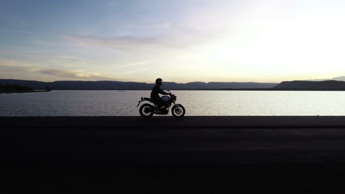 海滩上骑摩托车的人。放松假期。