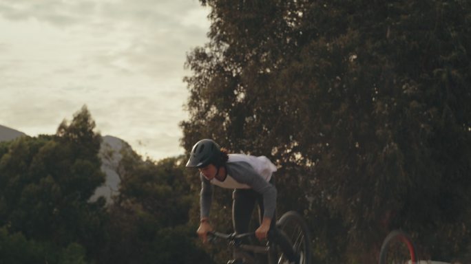 两名年轻的男性BMX自行车骑手、胆小鬼、肾上腺素成瘾者，在泥泞的跑道上练习技巧，训练即将到来的自行车