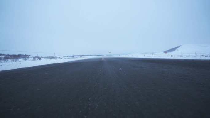 草原冬季雪天白毛风公路贴地前行