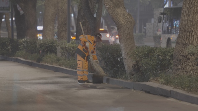 环卫扫落叶夜晚街道+未调色