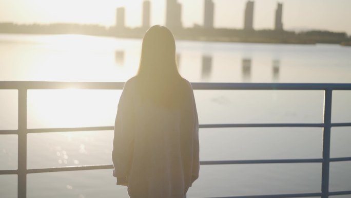 阳光下的女孩背影