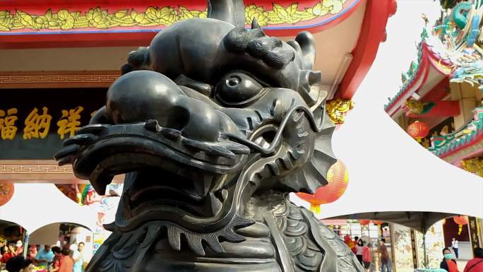 中国神社中的龙首龙雕塑石龙