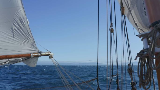 蓝海格陵兰岛上的帆船帆和索具