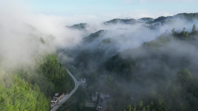 云雾缭绕的乡村